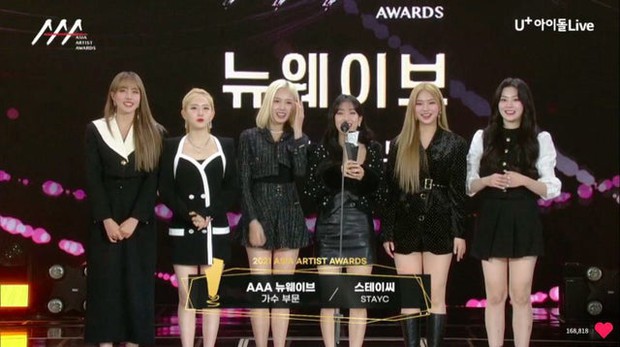 Netizen so sánh thái độ của aespa và BLACKPINK tại lễ trao giải: Nghiêm túc đến lạnh lùng vì sự khắc nghiệt của fan? - Ảnh 3. Netizen so sánh thái độ của aespa và BLACKPINK tại lễ trao giải: Nghiêm túc đến lạnh lùng vì sự khắc nghiệt của fan? - Ảnh 3.