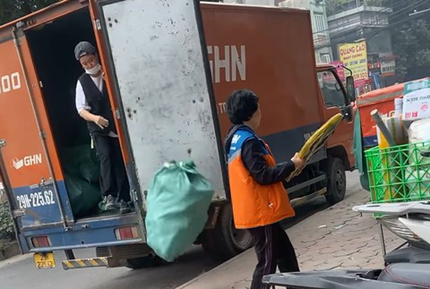 Phản cảm cảnh bưu phẩm bị nhân viên giao hàng quăng quật không thương tiếc ở Hà Nội: Khách hàng xót xa, công ty chuyển phát lên tiếng - Ảnh 2.