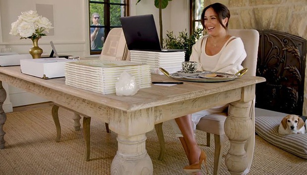 Một năm qua Meghan Markle đã làm gì mà khiến Hoàng gia Anh khốn đốn bao lần, dư luận sục sôi bao phen? - Ảnh 13. Một năm qua Meghan Markle đã làm gì mà khiến Hoàng gia Anh khốn đốn bao lần, dư luận sục sôi bao phen? - Ảnh 13.