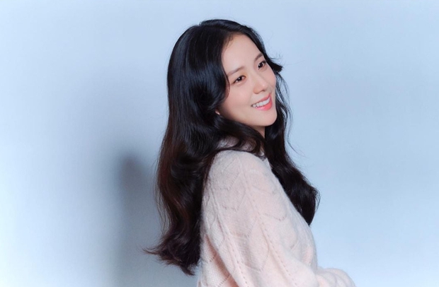 Jisoo (BLACKPINK) xả hàng hậu trường đẹp nức nở, thế này có đơ cũng nguyện cày sạch cả phim! - Ảnh 2. Jisoo (BLACKPINK) xả hàng hậu trường đẹp nức nở, thế này có đơ cũng nguyện cày sạch cả phim! - Ảnh 2.