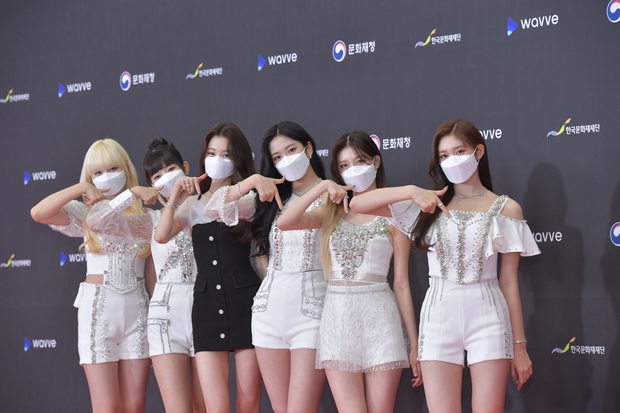 Nhìn IVE lại nhớ BLACKPINK: Thiên vị Jang Wonyoung đã đành nhưng có cần đến mức này không? - Ảnh 2. Nhìn IVE lại nhớ BLACKPINK: Thiên vị Jang Wonyoung đã đành nhưng có cần đến mức này không? - Ảnh 2.