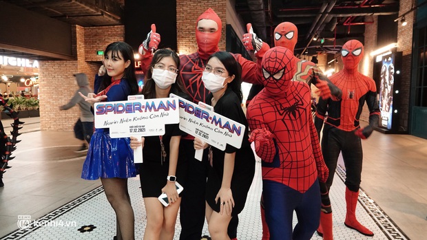 NGAY LÚC NÀY ở Sài Gòn hàng trăm fan Marvel hào hứng đi xem Spider-Man: No Way Home, tuyên bố block bạn bè - tắt wifi để né SPOIL - Ảnh 1.