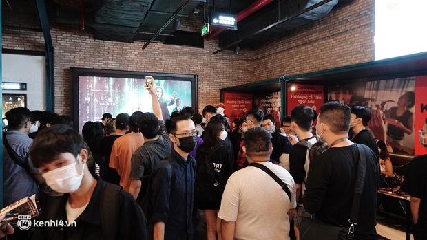 NGAY LÚC NÀY ở Sài Gòn hàng trăm fan Marvel hào hứng đi xem Spider-Man: No Way Home, tuyên bố block bạn bè - tắt wifi để né SPOIL - Ảnh 2. NGAY LÚC NÀY ở Sài Gòn hàng trăm fan Marvel hào hứng đi xem Spider-Man: No Way Home, tuyên bố block bạn bè - tắt wifi để né SPOIL - Ảnh 2.