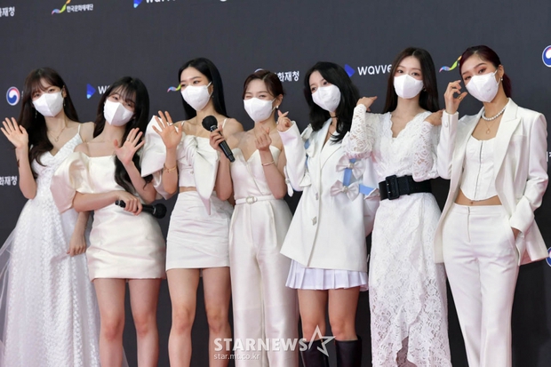 Thảm đỏ KBS Gayo Daechukje: Seolhyun lộng lẫy như búp bê dẫn đầu bộ 3 MC cực phẩm, Joy khoe vòng 1 nảy nở át cả nữ thần Irene (Red Velvet) và dàn sao - Ảnh 13. Thảm đỏ KBS Gayo Daechukje: Seolhyun lộng lẫy như búp bê dẫn đầu bộ 3 MC cực phẩm, Joy khoe vòng 1 nảy nở át cả nữ thần Irene (Red Velvet) và dàn sao - Ảnh 13.