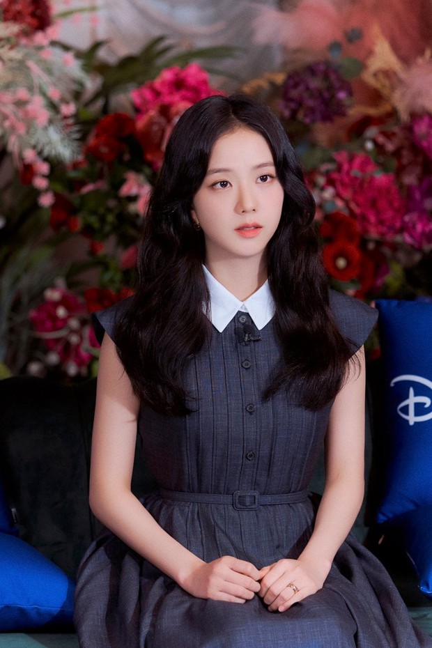 Jisoo (BLACKPINK) xả hàng hậu trường đẹp nức nở, thế này có đơ cũng nguyện cày sạch cả phim! - Ảnh 6. Jisoo (BLACKPINK) xả hàng hậu trường đẹp nức nở, thế này có đơ cũng nguyện cày sạch cả phim! - Ảnh 6.