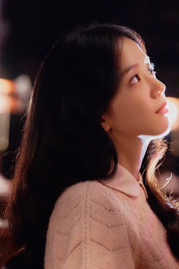 Jisoo (BLACKPINK) xả hàng hậu trường đẹp nức nở, thế này có đơ cũng nguyện cày sạch cả phim! - Ảnh 4. Jisoo (BLACKPINK) xả hàng hậu trường đẹp nức nở, thế này có đơ cũng nguyện cày sạch cả phim! - Ảnh 4.