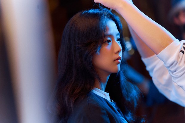 Jisoo (BLACKPINK) xả hàng hậu trường đẹp nức nở, thế này có đơ cũng nguyện cày sạch cả phim! - Ảnh 7. Jisoo (BLACKPINK) xả hàng hậu trường đẹp nức nở, thế này có đơ cũng nguyện cày sạch cả phim! - Ảnh 7.