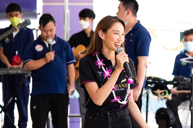 Thùy Tiên lộ diện cực xinh trên đất Thái, gây nức lòng người hâm mộ với 1 hành động đẹp chuẩn Tân Hoa hậu - Ảnh 6.