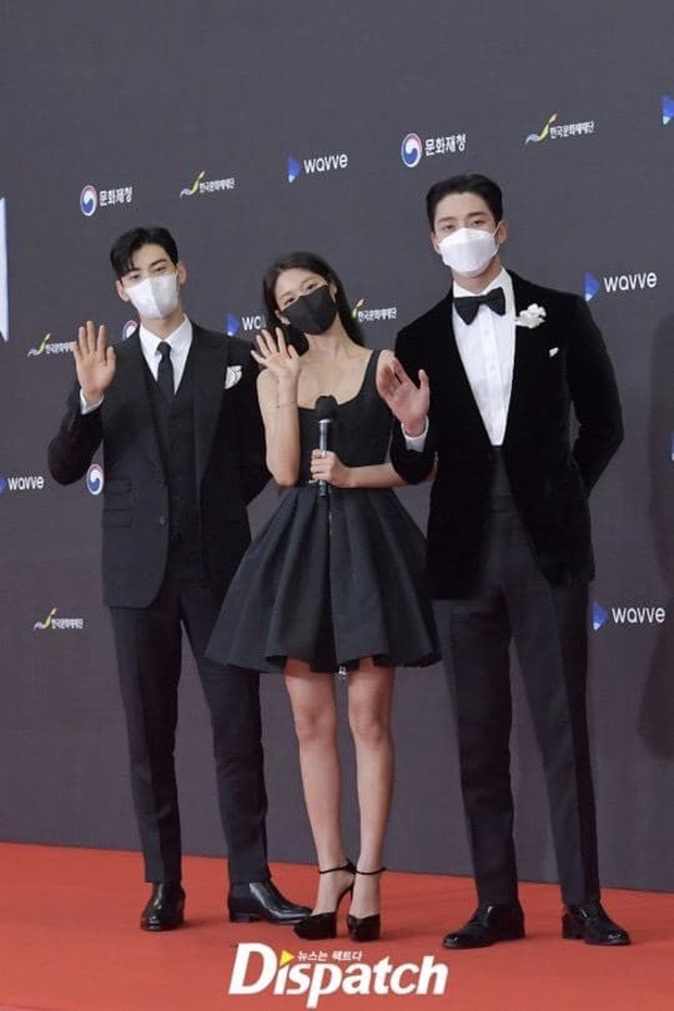Thảm đỏ KBS Gayo Daechukje: Seolhyun lộng lẫy như búp bê dẫn đầu bộ 3 MC cực phẩm, Joy khoe vòng 1 nảy nở át cả nữ thần Irene (Red Velvet) và dàn sao - Ảnh 3. Thảm đỏ KBS Gayo Daechukje: Seolhyun lộng lẫy như búp bê dẫn đầu bộ 3 MC cực phẩm, Joy khoe vòng 1 nảy nở át cả nữ thần Irene (Red Velvet) và dàn sao - Ảnh 3.