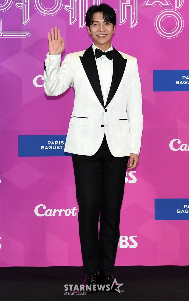 Thảm đỏ hot nhất hôm nay: Song Ji Hyo - Jeon So Min o ép vòng 1 xịt máu, mỹ nhân Gia Đình Là Số 1 hở nguyên mảng lưng trần - Ảnh 7. Thảm đỏ hot nhất hôm nay: Song Ji Hyo - Jeon So Min o ép vòng 1 xịt máu, mỹ nhân Gia Đình Là Số 1 hở nguyên mảng lưng trần - Ảnh 7.