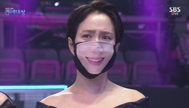 Khẩu trang nụ cười giả trân tái xuất lễ trao giải SBS: Song Ji Hyo - Kim Jong Kook đang tình bỗng hóa hề, dàn mỹ nhân khó đỡ lạ - Ảnh 2.