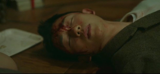 Snowdrop tập 1 cưng phát xỉu: Jisoo vừa gặp đã chết mê trai lạ, vứt liêm sỉ ôm khư khư tiền bối giữa đường - Ảnh 7.