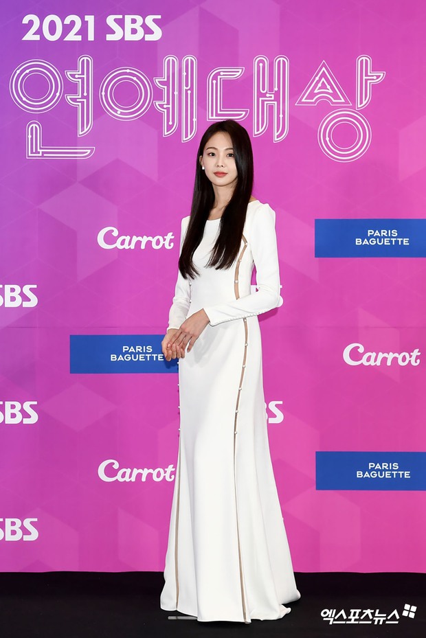Thảm đỏ hot nhất hôm nay: Song Ji Hyo - Jeon So Min o ép vòng 1 xịt máu, mỹ nhân Gia Đình Là Số 1 hở nguyên mảng lưng trần - Ảnh 15. Thảm đỏ hot nhất hôm nay: Song Ji Hyo - Jeon So Min o ép vòng 1 xịt máu, mỹ nhân Gia Đình Là Số 1 hở nguyên mảng lưng trần - Ảnh 15.