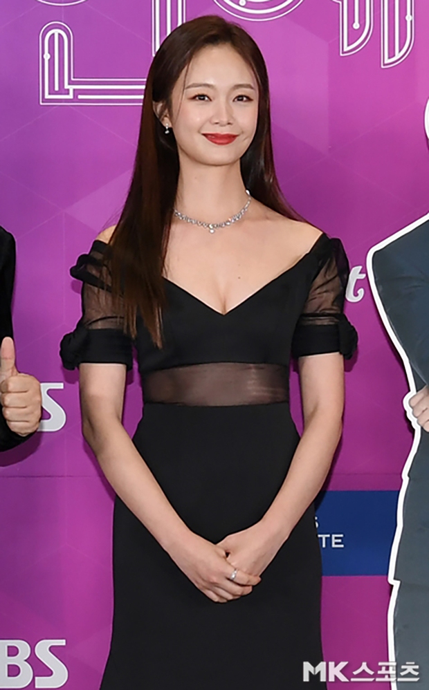 Thảm đỏ hot nhất hôm nay: Song Ji Hyo - Jeon So Min o ép vòng 1 xịt máu, mỹ nhân Gia Đình Là Số 1 hở nguyên mảng lưng trần - Ảnh 4. Thảm đỏ hot nhất hôm nay: Song Ji Hyo - Jeon So Min o ép vòng 1 xịt máu, mỹ nhân Gia Đình Là Số 1 hở nguyên mảng lưng trần - Ảnh 4.
