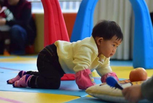 Con 3 tuổi vẫn chưa biết đi, mẹ đưa đi khám thì được bác sĩ khuyên báo cảnh sát ngay - Ảnh 1.