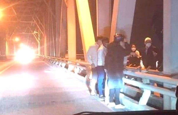 Cảnh sát xuyên đêm tìm kiếm cô gái 18 tuổi mất tích dưới chân cầu Bến Thủy - Ảnh 2.