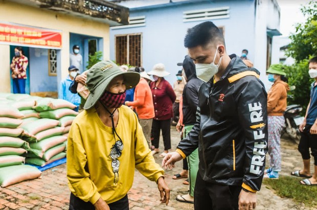 Streamer Bác Gấu dùng tiền donate đi làm từ thiện, ủng hộ người dân vượt qua khó khăn - Ảnh 3.