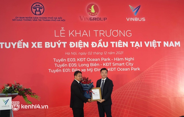 Xe buýt điện đầu tiên của Việt Nam chính thức lăn bánh tại Hà Nội, giá vé từ 7.000 đồng - Ảnh 1.