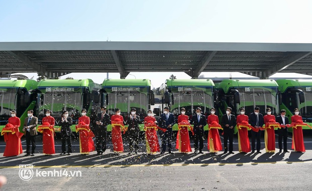 Chính thức đưa vào mạng lưới hệ thống xe buýt điện đầu tiên của Việt Nam - Ảnh 2. Chính thức đưa vào mạng lưới hệ thống xe buýt điện đầu tiên của Việt Nam - Ảnh 2.