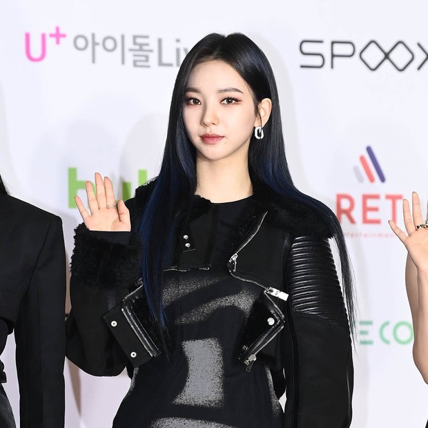 Siêu thảm đỏ AAA: “Thánh body” chực chờ át cả Han So Hee, ai dè Song Ji Hyo tóc ngắn cũn chiếm sạch spotlight bên quân đoàn sao - Ảnh 15. Siêu thảm đỏ AAA: “Thánh body” chực chờ át cả Han So Hee, ai dè Song Ji Hyo tóc ngắn cũn chiếm sạch spotlight bên quân đoàn sao - Ảnh 15.