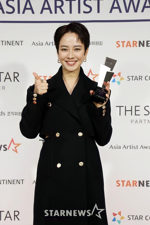 Khoảnh khắc gây bão tại AAA: Song Ji Hyo đang thiu thiu ngủ thì giật mình lên nhận giải - Ảnh 1. Khoảnh khắc gây bão tại AAA: Song Ji Hyo đang thiu thiu ngủ thì giật mình lên nhận giải - Ảnh 1.