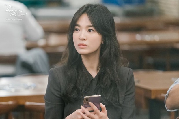 Song Hye Kyo lại bị chê giật spotlight của dàn nữ phụ phim mới: Cả phim mình chị tốt đẹp, phụ nữ khác tệ quá đi thôi! - Ảnh 1.