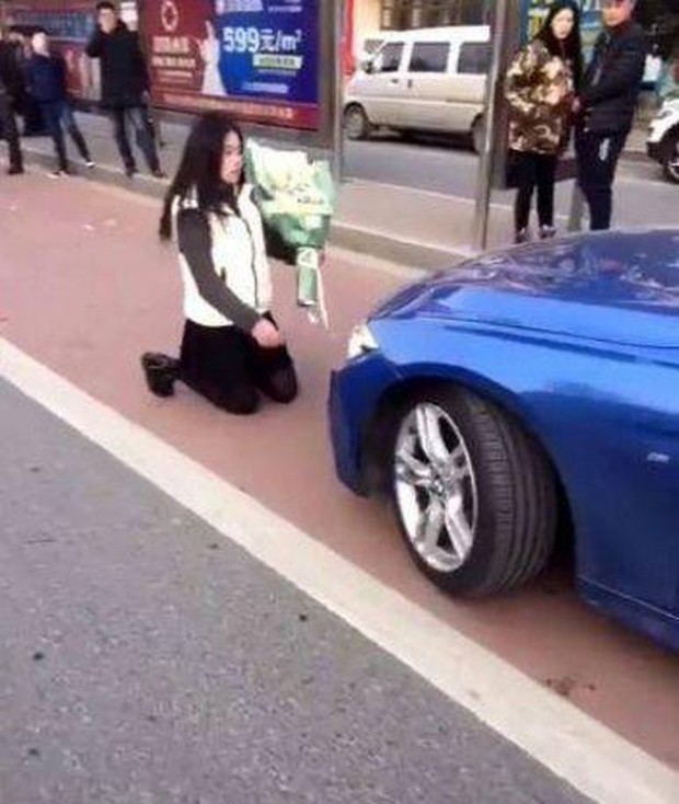 Cô gái quỳ rạp tỏ tình với chàng trai trước đầu xe BMW, hành động của đối phương khiến người đi đường tròn xoe mắt - Ảnh 3.
