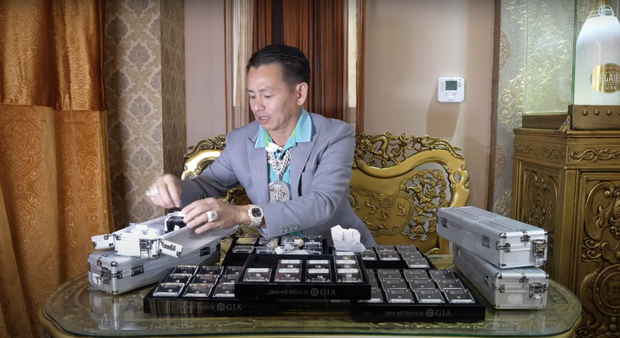 Zoom cận cảnh viên kim cương bé như hột é nhưng giá sương sương 22,7 tỷ của Johnny Đặng - Ảnh 1. Zoom cận cảnh viên kim cương bé như hột é nhưng giá sương sương 22,7 tỷ của Johnny Đặng - Ảnh 1.