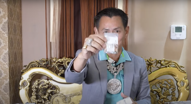 Zoom cận cảnh viên kim cương bé như hột é nhưng giá sương sương 22,7 tỷ của Johnny Đặng - Ảnh 3. Zoom cận cảnh viên kim cương bé như hột é nhưng giá sương sương 22,7 tỷ của Johnny Đặng - Ảnh 3.