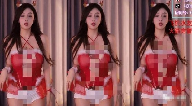 Diện trang phục xuyên thấu đón Noel, nữ streamer sexy suýt bị cấm kênh vì trang phục quá hở hang - Ảnh 6.