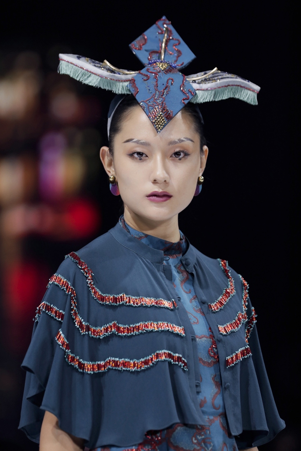 1 nàng thơ của Sơn Tùng bị váy áo hãm hại tại sàn diễn VIFW - Ảnh 2. 1 nàng thơ của Sơn Tùng bị váy áo hãm hại tại sàn diễn VIFW - Ảnh 2.