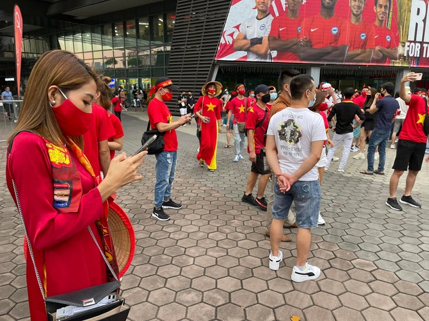 Hình ảnh trực tiếp từ Singapore: Các fan Việt nô nức tới sân tiếp lửa cho tuyển Việt Nam đánh bại người Thái - Ảnh 1.