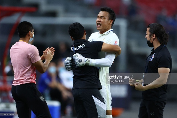 Trọng tài V.League lý giải việc thủ môn Thái Lan chỉ nhận thẻ vàng dù lao ra khỏi vòng cấm để phạm lỗi với Văn Toàn - Ảnh 4.