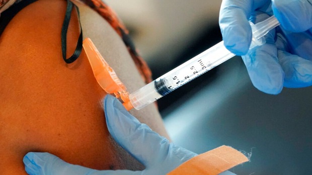 Nhiều vaccine có tác dụng trọn đời nhưng tại sao Covid-19 thì cần mũi 3 hoặc hơn thế nữa? - Ảnh 1. Nhiều vaccine có tác dụng trọn đời nhưng tại sao Covid-19 thì cần mũi 3 hoặc hơn thế nữa? - Ảnh 1.
