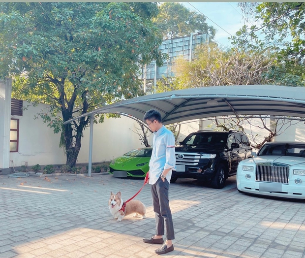 Thiếu gia Phan Hoàng đứng trước 3 chiếc siêu xe mừng Giáng sinh - Ảnh 1. Thiếu gia Phan Hoàng đứng trước 3 chiếc siêu xe mừng Giáng sinh - Ảnh 1.