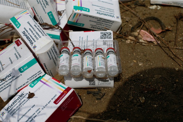 Hơn 1 triệu liều vaccine COVID-19 bị tiêu hủy bằng xe ủi ở thủ đô Nigeria - Ảnh 2.