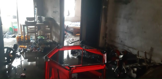 TP.HCM: Căn hộ chung cư bốc cháy ngùn ngụt, 2 người bị ngạt khói nhập viện - Ảnh 3.