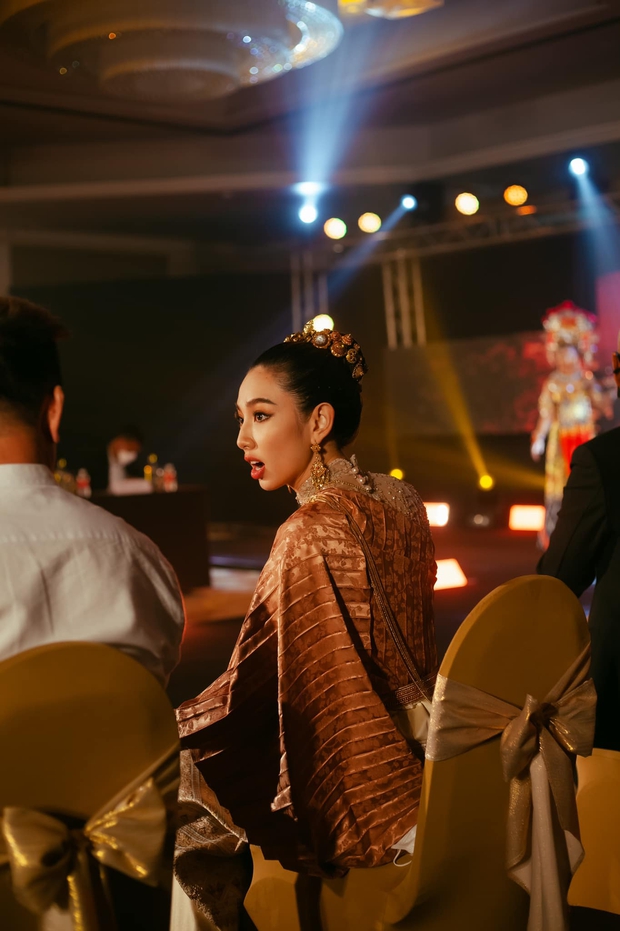 Thuỳ Tiên bị dìm 1001 biểu cảm khó đỡ khi dự sự kiện ở Thái, lướt đến ảnh cuối cùng netizen vội quay xe? - Ảnh 4. Thuỳ Tiên bị dìm 1001 biểu cảm khó đỡ khi dự sự kiện ở Thái, lướt đến ảnh cuối cùng netizen vội quay xe? - Ảnh 4.