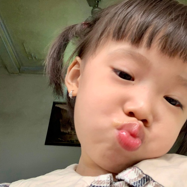 Ra mà xem con gái JustaTee vừa ăn vừa selfie thật trân chưa: 1001 biểu cảm, không chiếc nào ngừng tấu hài luôn á! - Ảnh 3.