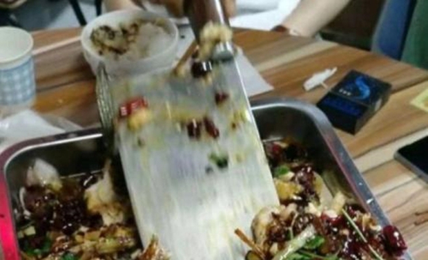 Phát hiện con dao phay to đùng trong đĩa thức ăn, thực khách phát nản khi nhận được lời giải thích chày cối từ nhà hàng - Ảnh 2. Phát hiện con dao phay to đùng trong đĩa thức ăn, thực khách phát nản khi nhận được lời giải thích chày cối từ nhà hàng - Ảnh 2.