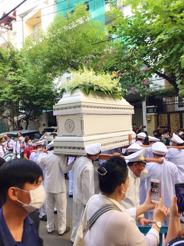 Tang lễ NS Thanh Kim Huệ ngày cuối: NS Thanh Điền gắng gượng lo chu toàn hậu sự cho vợ, linh cữu đã về với đất mẹ  - Ảnh 6.