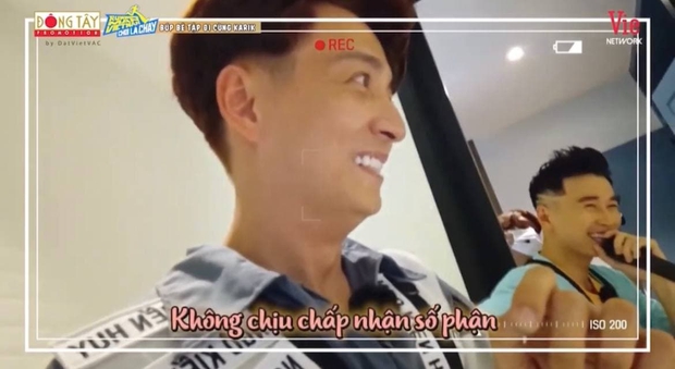 Ngô Kiến Huy chơi ăn gian nhưng bị ánh mắt diều hâu của Karik bắt gặp và cái kết! - Ảnh 3. Ngô Kiến Huy chơi ăn gian nhưng bị ánh mắt diều hâu của Karik bắt gặp và cái kết! - Ảnh 3.