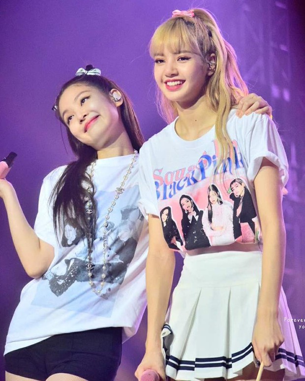 Jennie và Lisa đồng loạt comeback dịp Giáng sinh, fan BLACKPINK réo gọi Rosé vì lý do này! - Ảnh 1. Jennie và Lisa đồng loạt comeback dịp Giáng sinh, fan BLACKPINK réo gọi Rosé vì lý do này! - Ảnh 1.