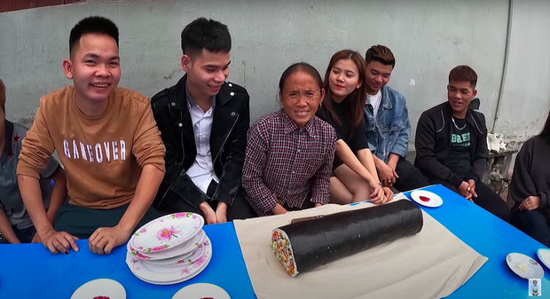Đã lâu mới thấy Bà Tân Vlog làm món đúng nghĩa “siêu to khổng lồ”, lúc cắt ra thấy bên trong thì ai cũng vỡ oà - Ảnh 6. Đã lâu mới thấy Bà Tân Vlog làm món đúng nghĩa “siêu to khổng lồ”, lúc cắt ra thấy bên trong thì ai cũng vỡ oà - Ảnh 6.