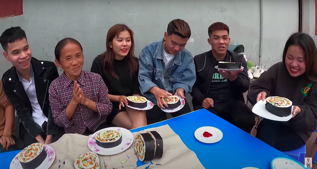 Đã lâu mới thấy Bà Tân Vlog làm món đúng nghĩa “siêu to khổng lồ”, lúc cắt ra thấy bên trong thì ai cũng vỡ oà - Ảnh 8. Đã lâu mới thấy Bà Tân Vlog làm món đúng nghĩa “siêu to khổng lồ”, lúc cắt ra thấy bên trong thì ai cũng vỡ oà - Ảnh 8.