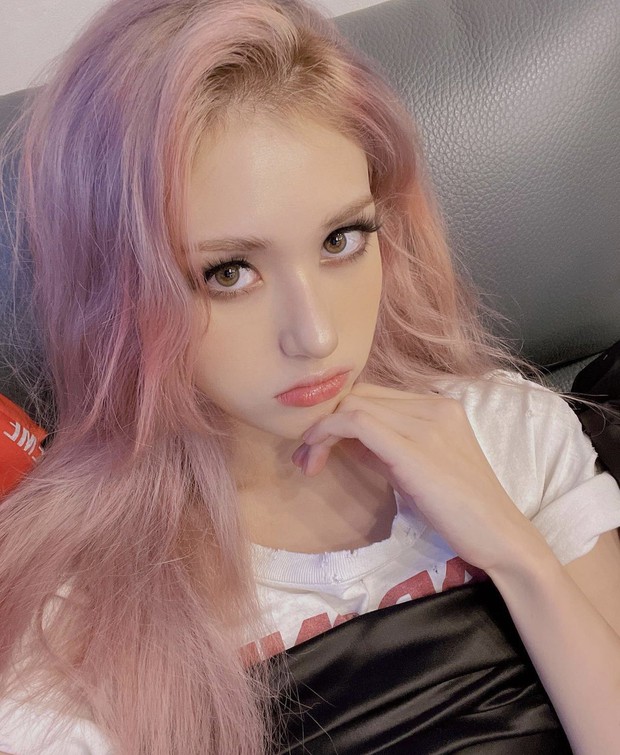 Làm bản sao của Rosé (BLACKPINK) đến bao giờ đây Jeon Somi ơi, trùng hợp nhiều đến nỗi fan nhìn mà tức á! - Ảnh 12. Làm bản sao của Rosé (BLACKPINK) đến bao giờ đây Jeon Somi ơi, trùng hợp nhiều đến nỗi fan nhìn mà tức á! - Ảnh 12.