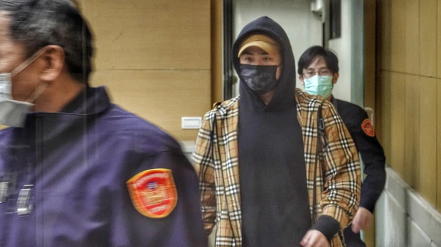 Nam idol bị cảnh sát bắt khẩn khi đang đi dạo đêm Giáng sinh, bố ruột nổi tiếng muối mặt đứng ra xin lỗi - Ảnh 2.