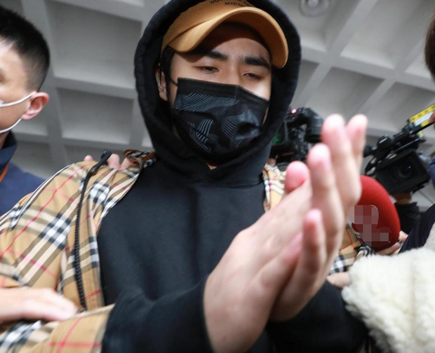 Nam idol bị cảnh sát bắt khẩn khi đang đi dạo đêm Giáng sinh, bố ruột nổi tiếng muối mặt đứng ra xin lỗi - Ảnh 3.