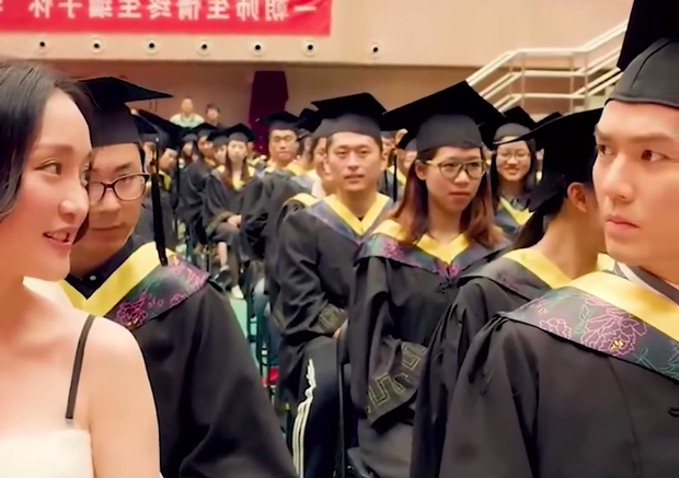 Châu Tấn từng vác váy cưới đi cầu hôn Chung Hán Lương, nhan sắc ra sao mà bị vua ngôn tình từ chối siêu phũ phàng? - Ảnh 3. Châu Tấn từng vác váy cưới đi cầu hôn Chung Hán Lương, nhan sắc ra sao mà bị vua ngôn tình từ chối siêu phũ phàng? - Ảnh 3.