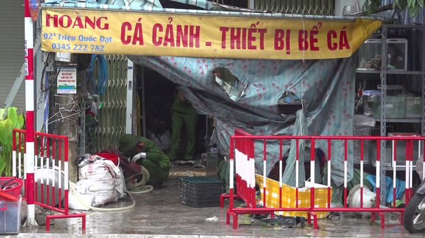 Vụ cháy nhà 3 người tử vong: Chỉ có lối thoát ở tầng 1, bên trên hàn sắt chuồng cọp kín - Ảnh 3.